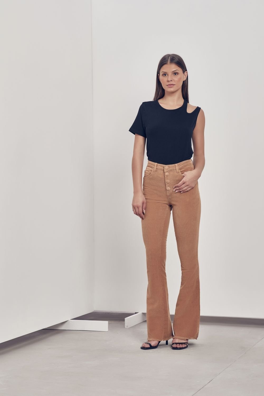CALÇA ANDRÉA BOTÕES FLARE DOCE DE LEITE