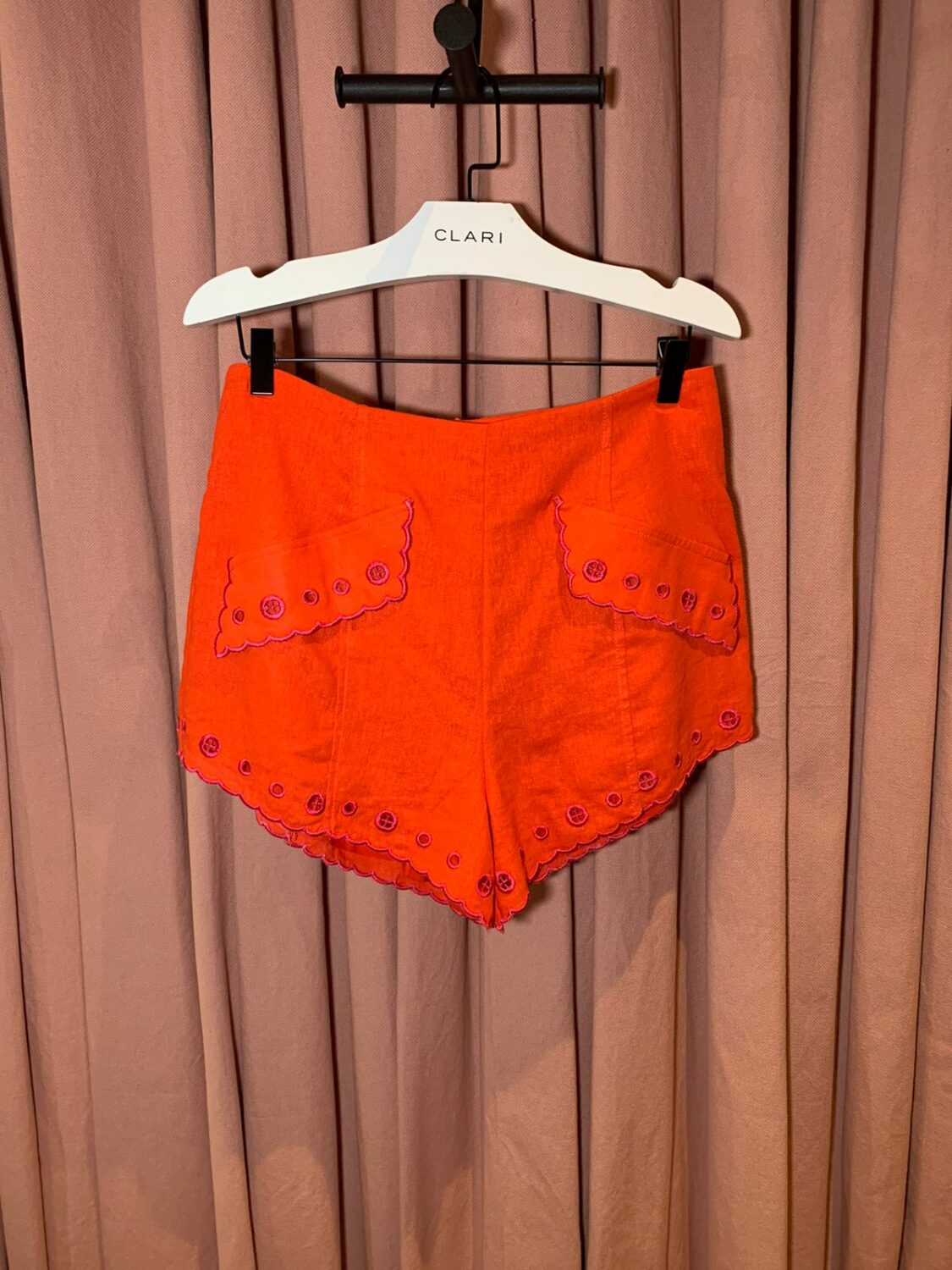 Shorts Bordado Galito Mostarda