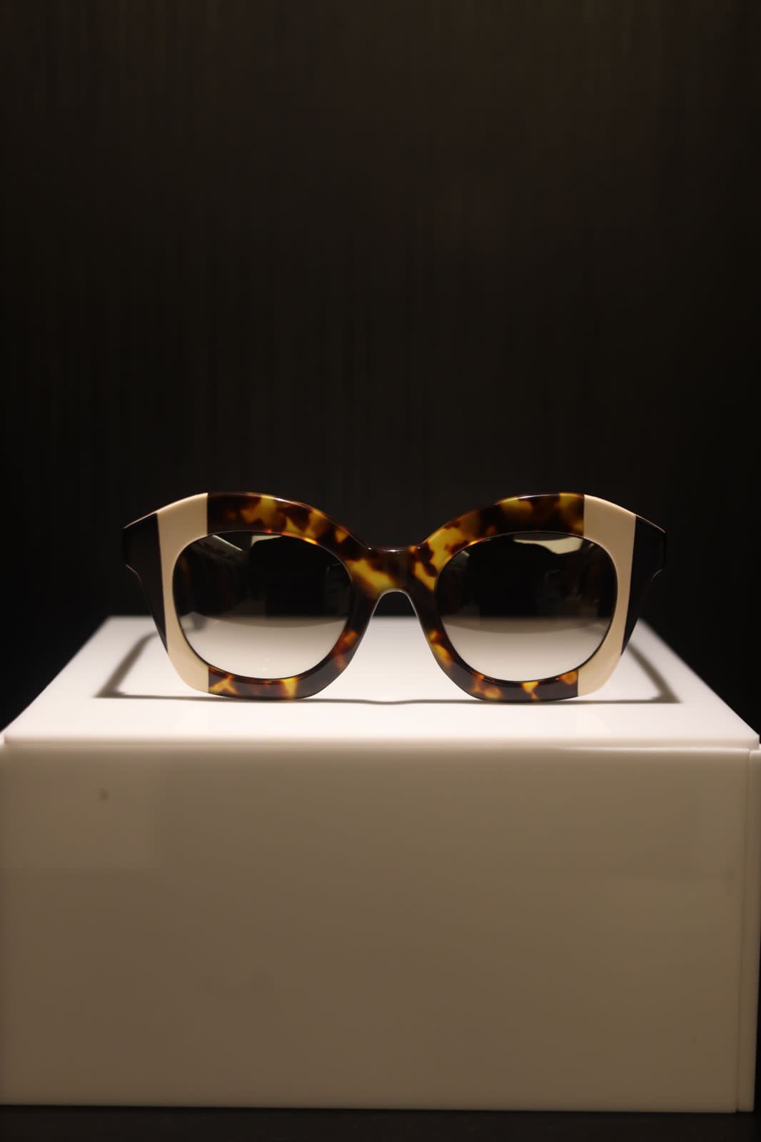 Oculos Bikini Tartaruga Creme Preto