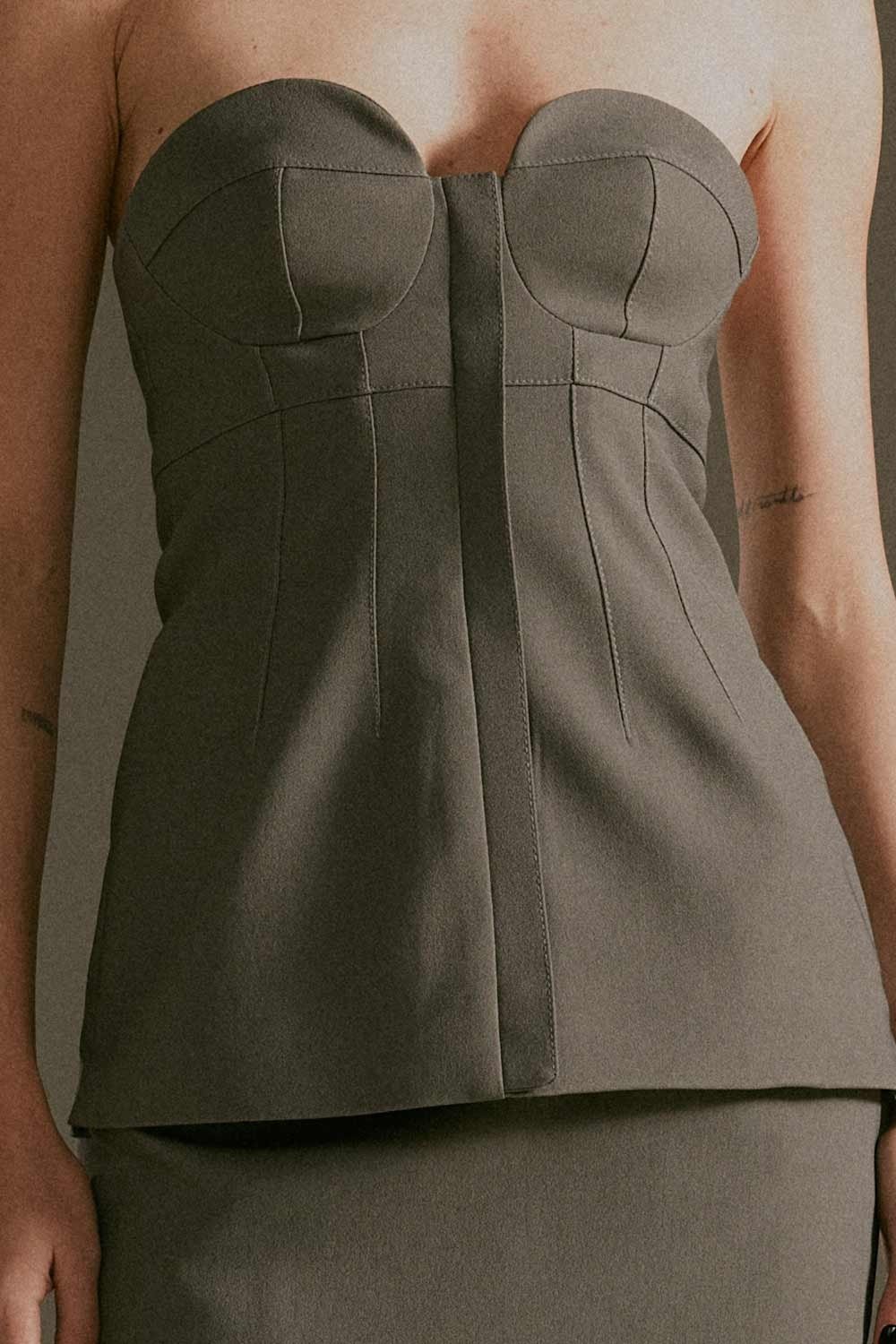 Corset Crepe Isis Chumbo - Imagem 2