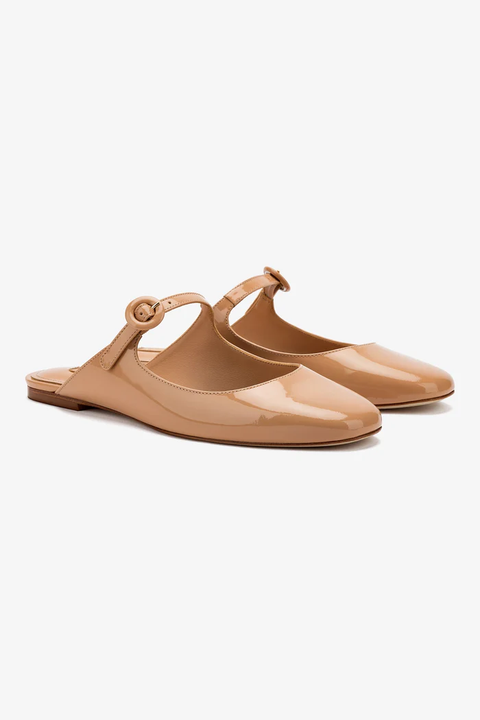 Blair Flat Mule In Tan Patent Leather - Imagem 2