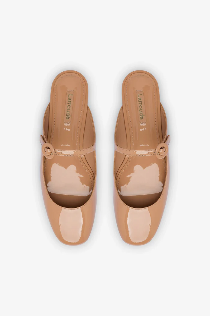 Blair Flat Mule In Tan Patent Leather - Imagem 3