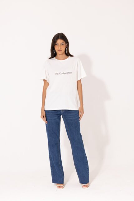 Camiseta off white feminina com estampa central The Coolest Mom, modelagem reta e gola redonda