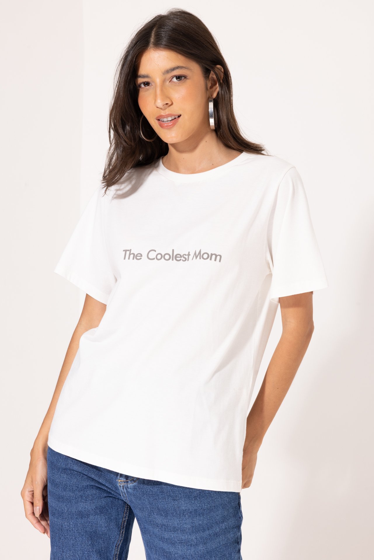 T-Shirt Feminina Mom Off White em Algodão 100% com Estampa The Coolest Mom - Imagem 2