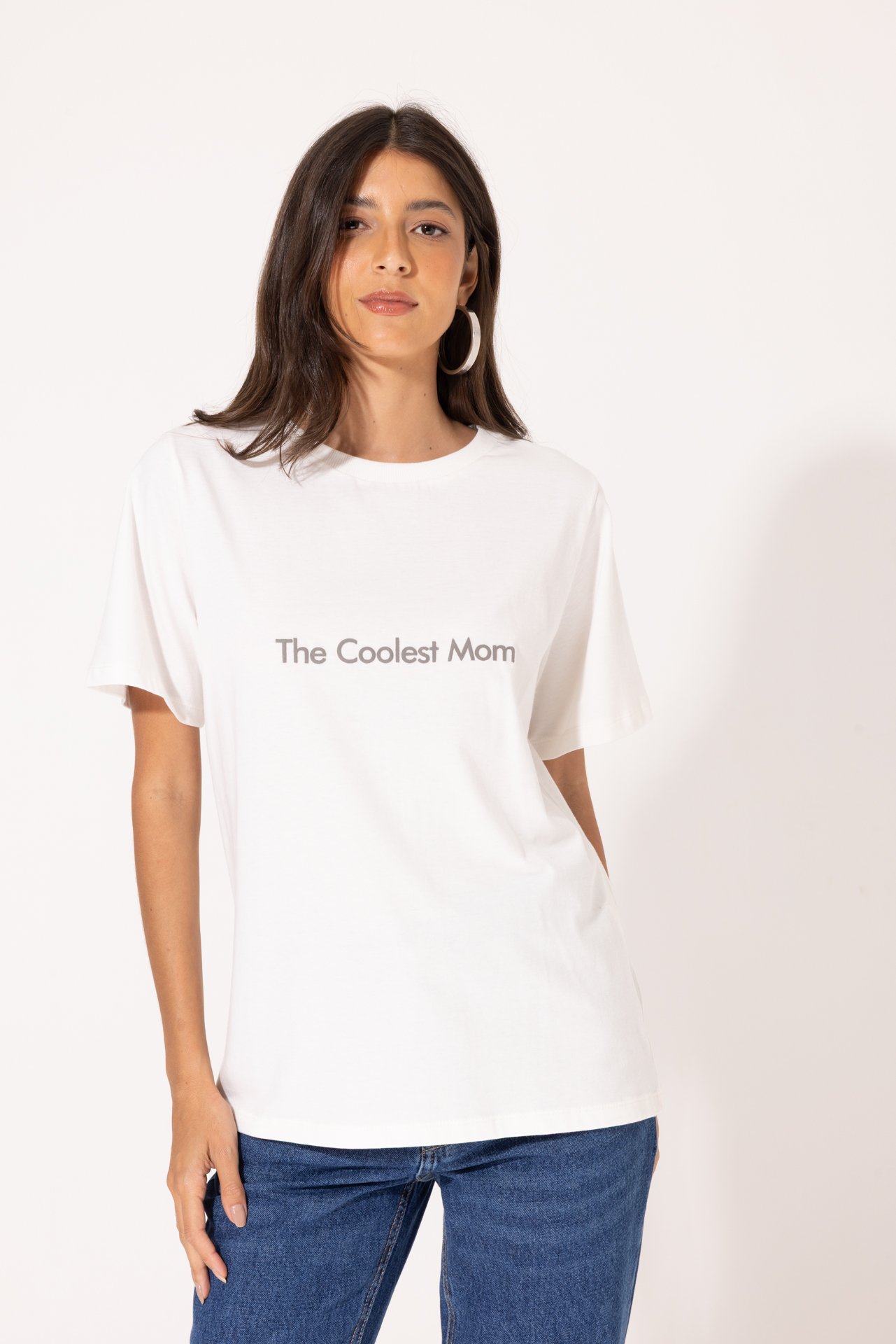 T-Shirt Feminina Mom Off White em Algodão 100% com Estampa The Coolest Mom - Imagem 3