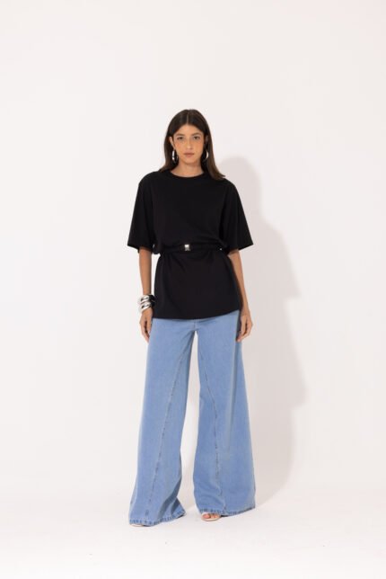 T-Shirt Poly preta oversized com cinto fino e fivela metálica, gola redonda e mangas curtas