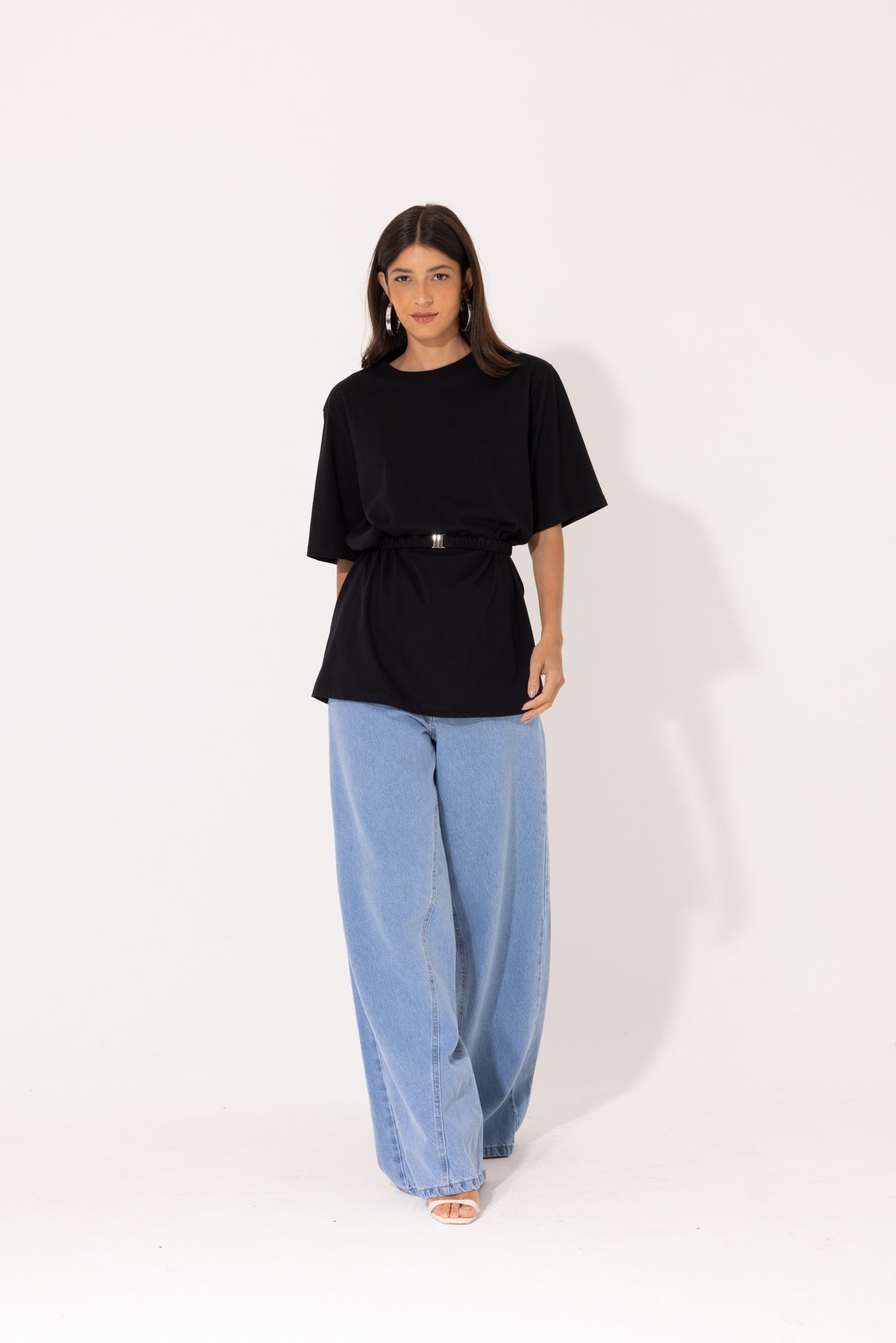 T-Shirt Poly Preto Oversized com Cinto e Fivela Metálica - Imagem 3
