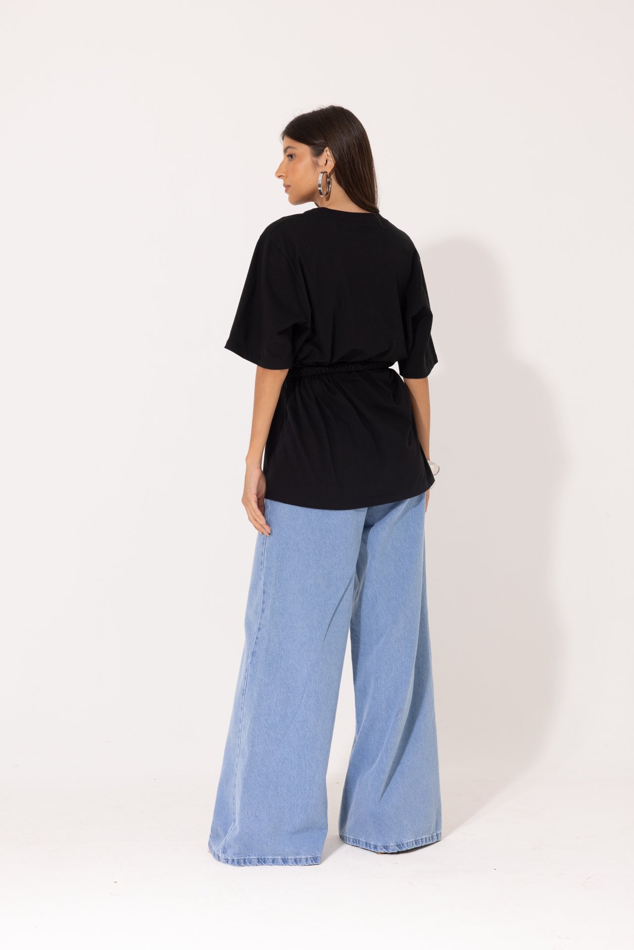 T-Shirt Poly Preto Oversized com Cinto e Fivela Metálica - Imagem 4